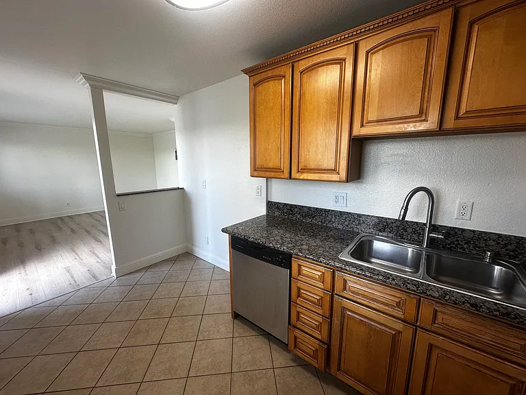 1371 E Washington Ave #103 — Photo 7