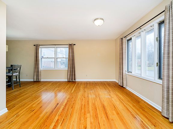 4th image of 647 Mulford Ct