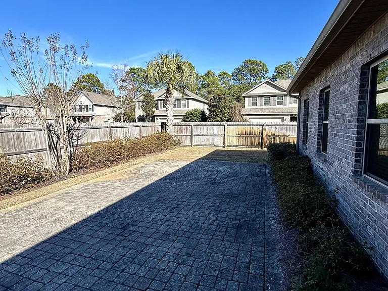 80 S Knightsbridge Ct — Photo 45