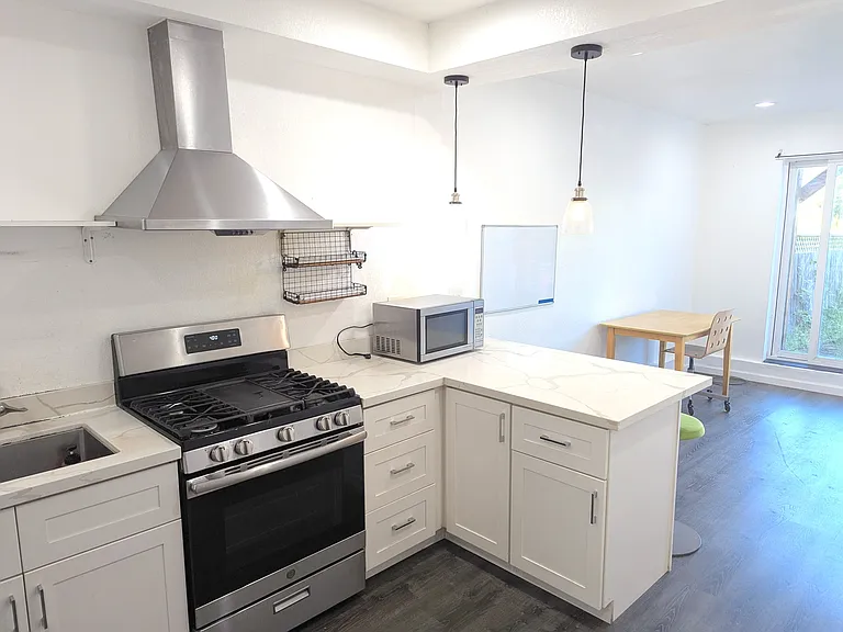 472 16th Ave #B — Photo 3