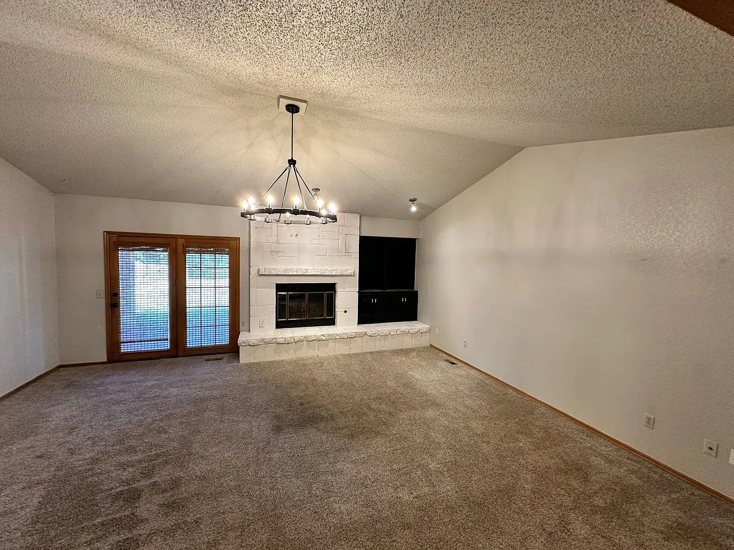 Spacious 3 Bedroom Home for Rent in Mustang! — Photo 3