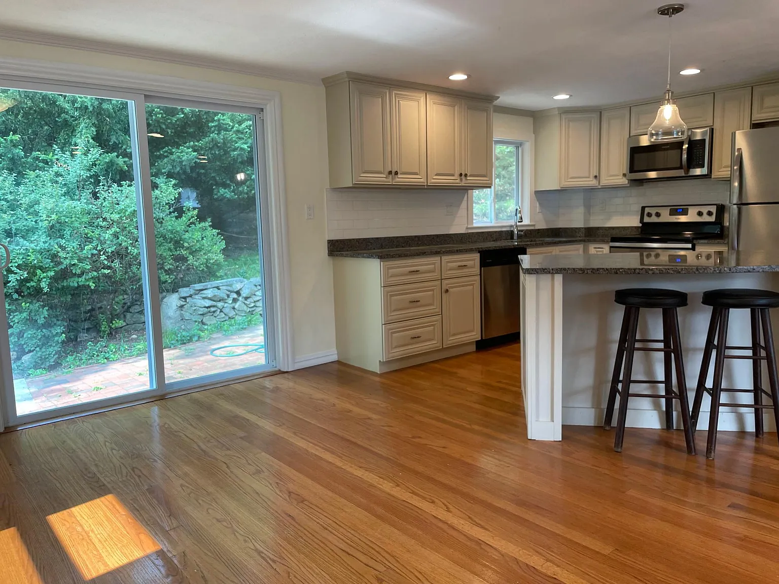 3 bed, 1.5 bath, 1300 sqft, $3,600 — Photo 3