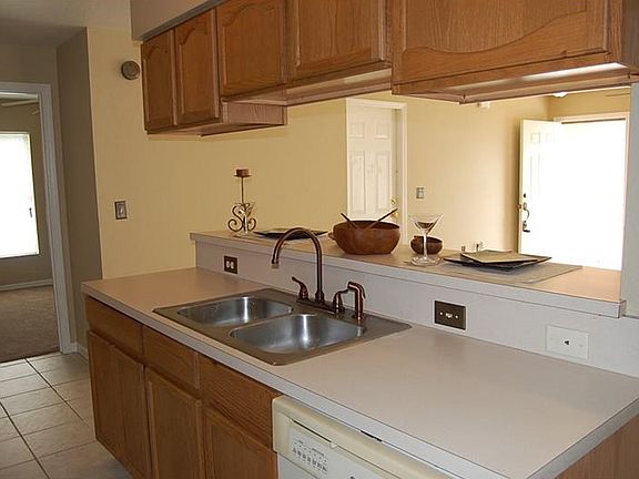 5th image of 915 Princeton St