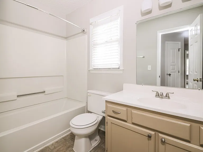 1004 Silverbell Ln — Photo 15