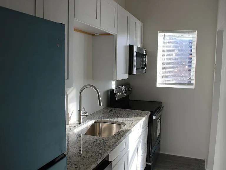 251 Green St — Photo 2