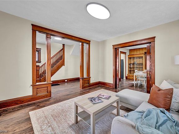 3rd image of 824 W 58th St