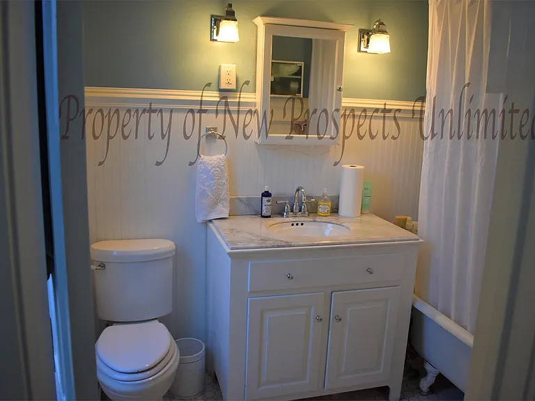 Another view of the bathroom