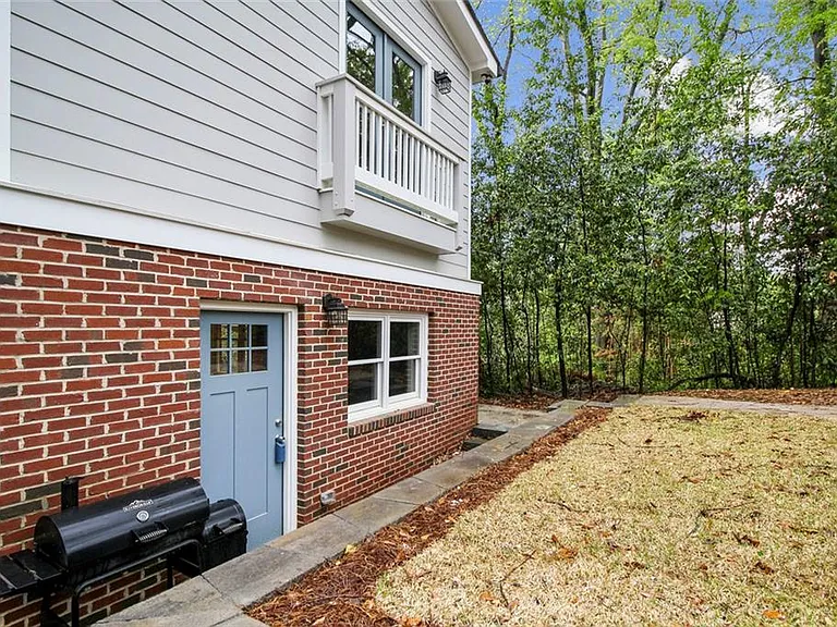940 Saint Charles Ave NE #C — Photo 1