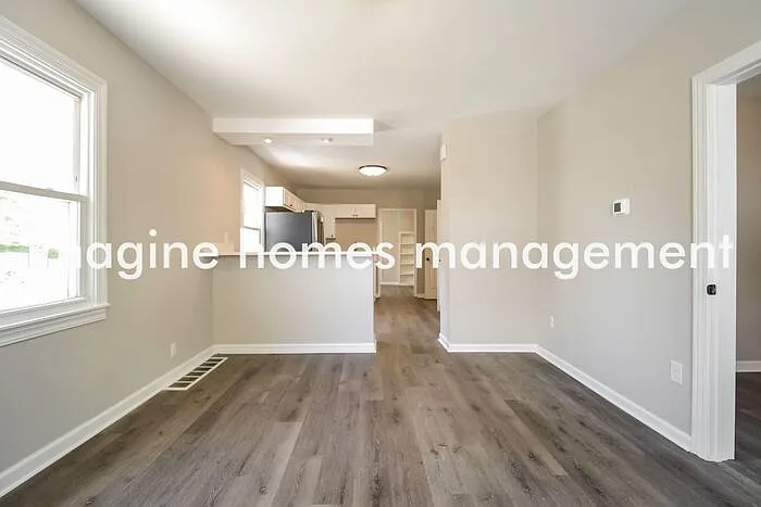 2456 Thurman Ave — Photo 4