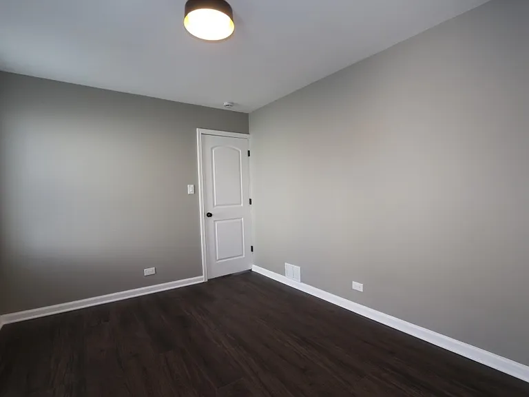 8719 S Honore St — Photo 15