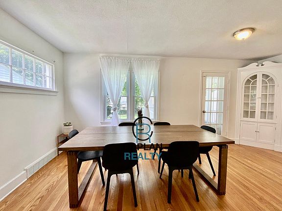 2nd image of 605 Fountain St #3