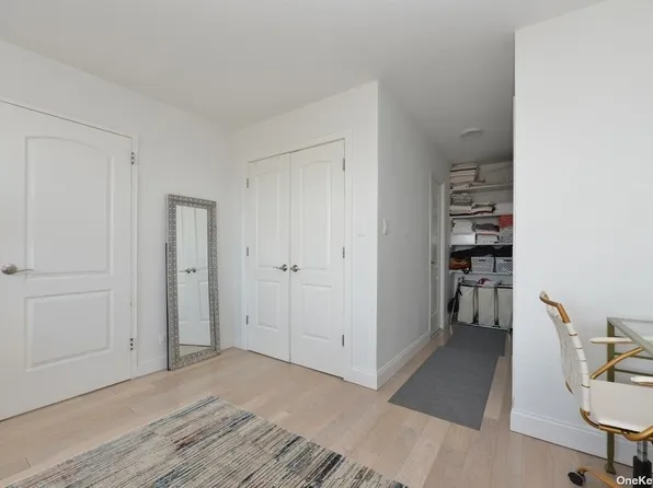 61-20 Grand Cent Parkway image 26 of 32