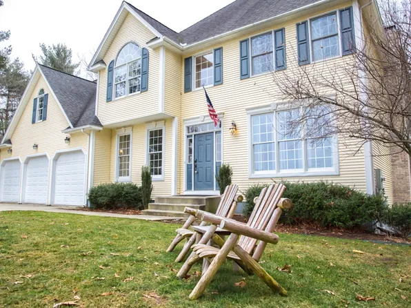 75 Spruce Cir, Feeding Hills, MA 01030