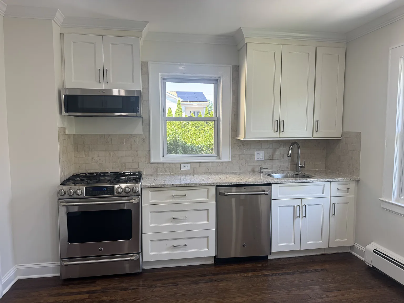 2 bed, 950 sqft, $3,300 — Photo 1