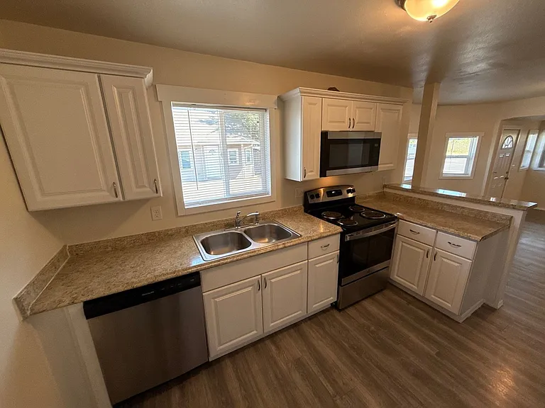 3355 Portland Rd NE #1 — Photo 8