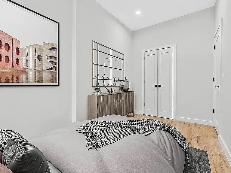 570 9th Ave #4R — Photo 3