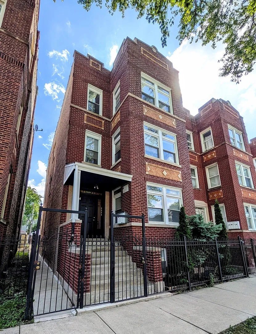 2 bed, 750 sqft, $1,700 — Photo 1