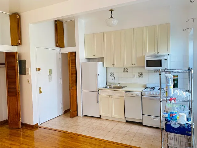 245 W 16th St #C2 — Photo 15
