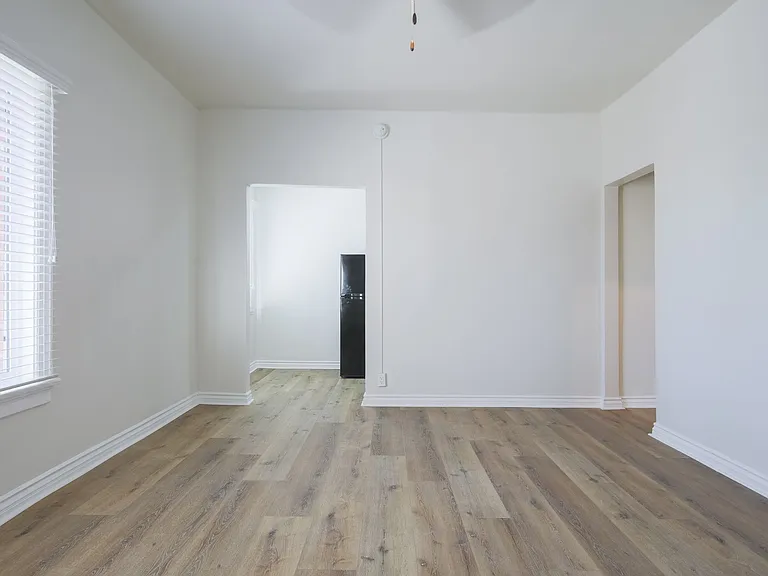 Beautiful Newly Renovated Apartment in Koreatown — Photo 15