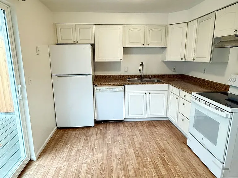 820 NE Riddell Rd — Photo 4
