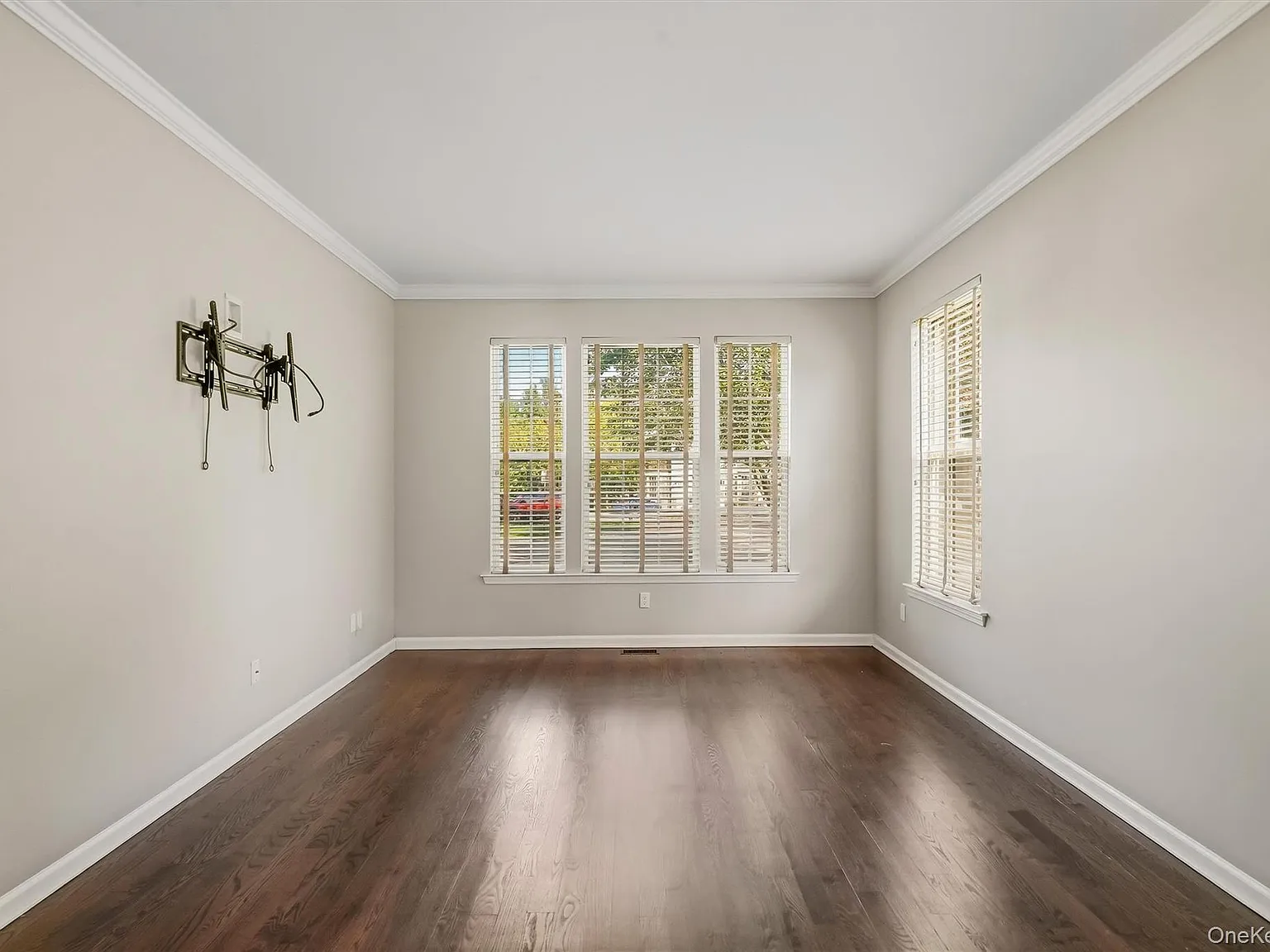 3 bed, 2.5 bath, 1976 sqft, $3,800 — Photo 4