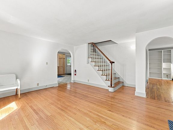 3rd image of 220 Washington St