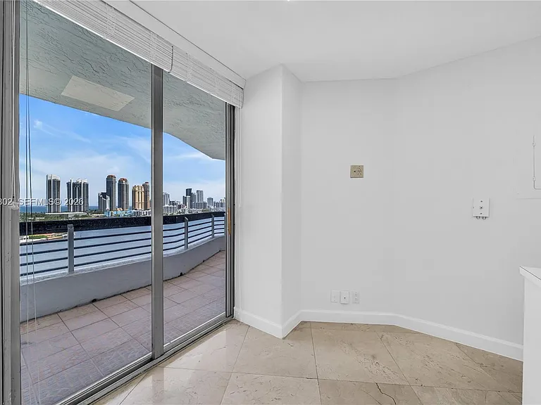 3600 Mystic Pointe Dr #1816 — Photo 12