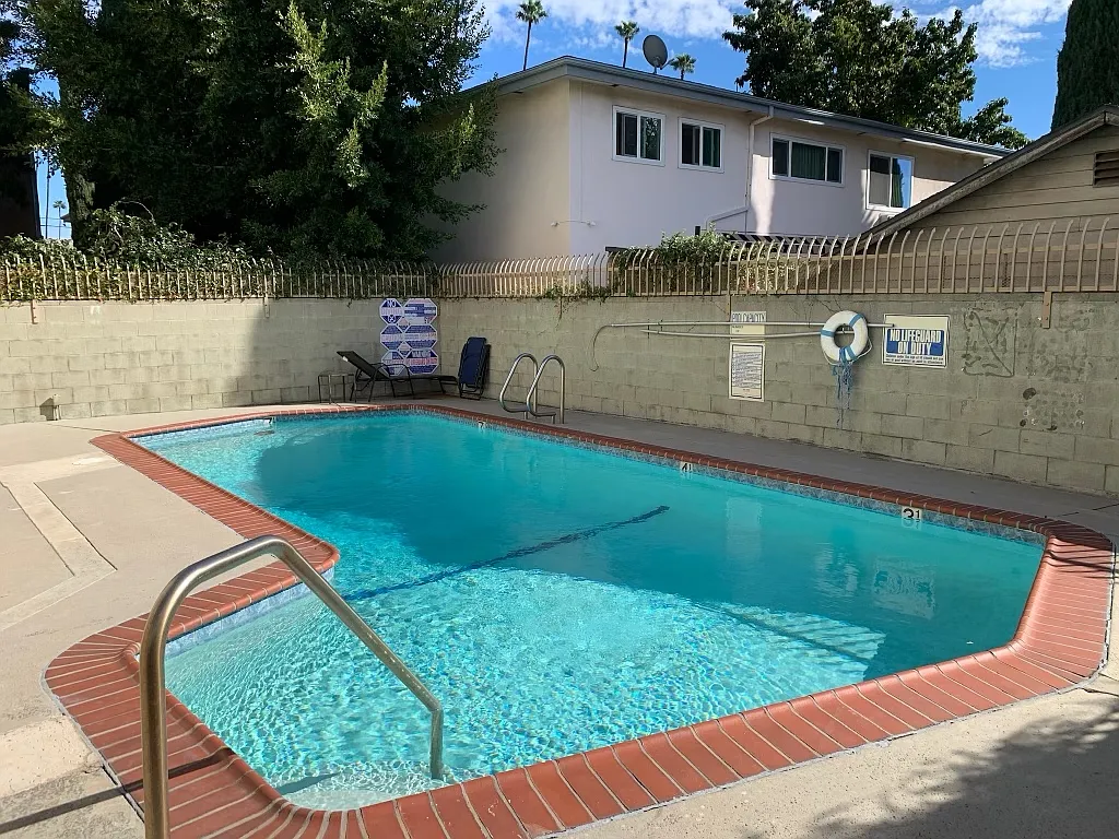 La Vannessa Apartments — Photo 2