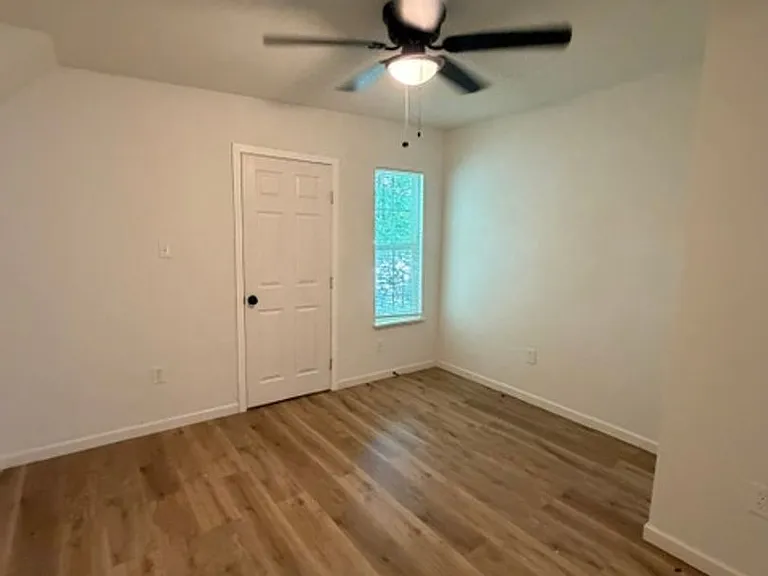 2123 Burnett Ave — Photo 6