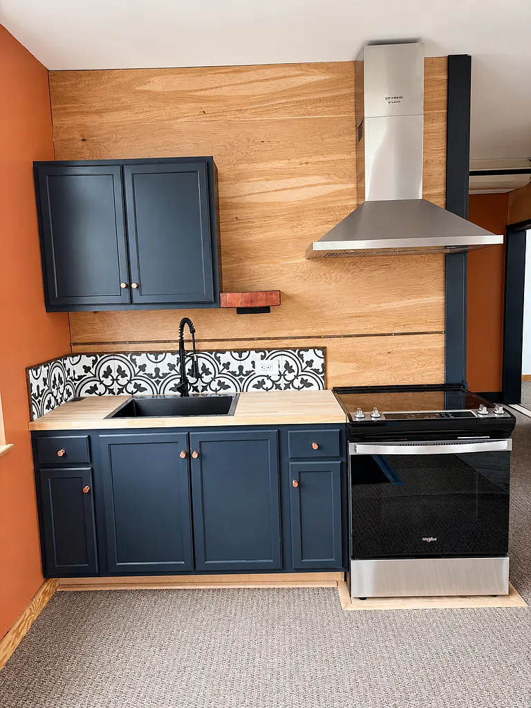 Modern 1 Bed / 1 Bath Live-Work Space — Photo 2