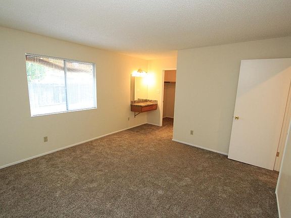 5th image of 3166 Rosemont Dr