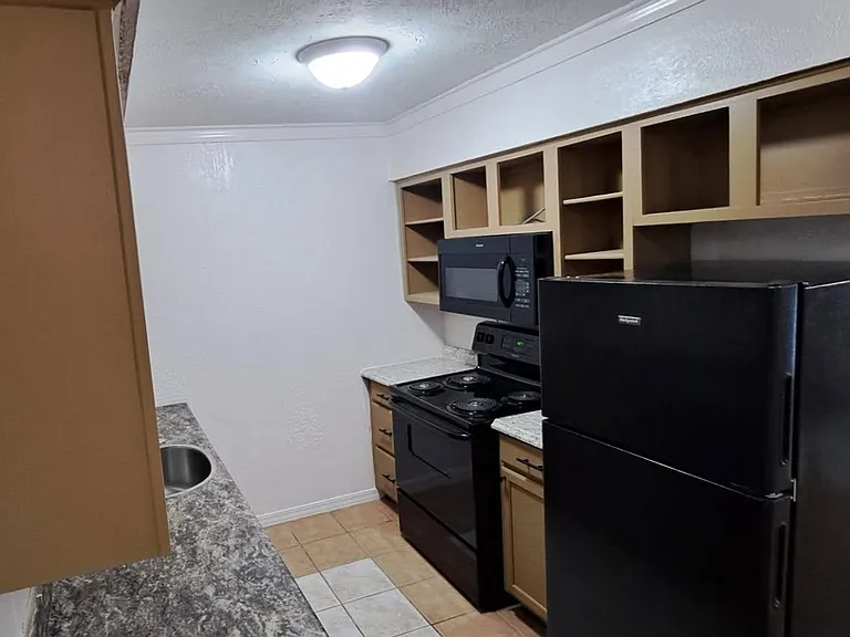 West Towne Apartments — Photo 8
