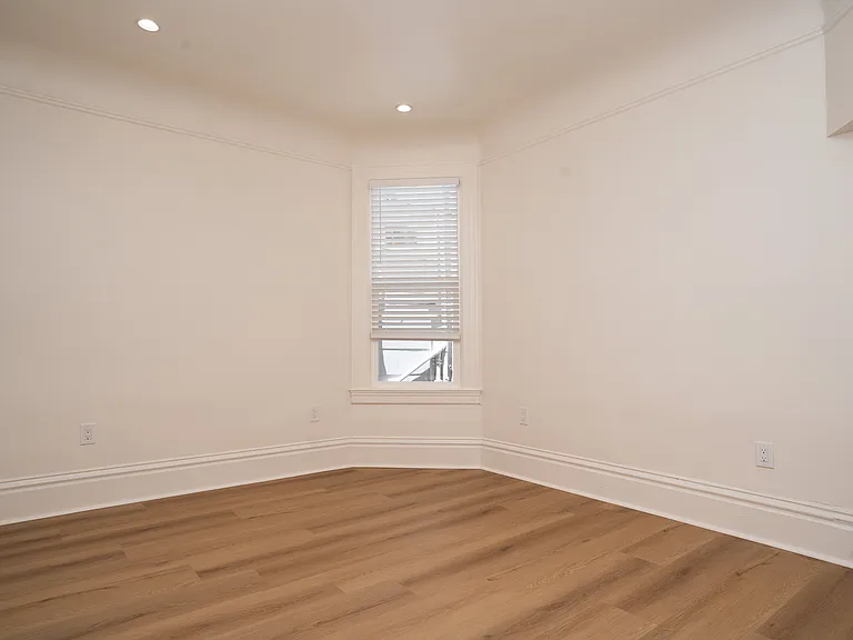 1048 Montgomery St — Photo 6