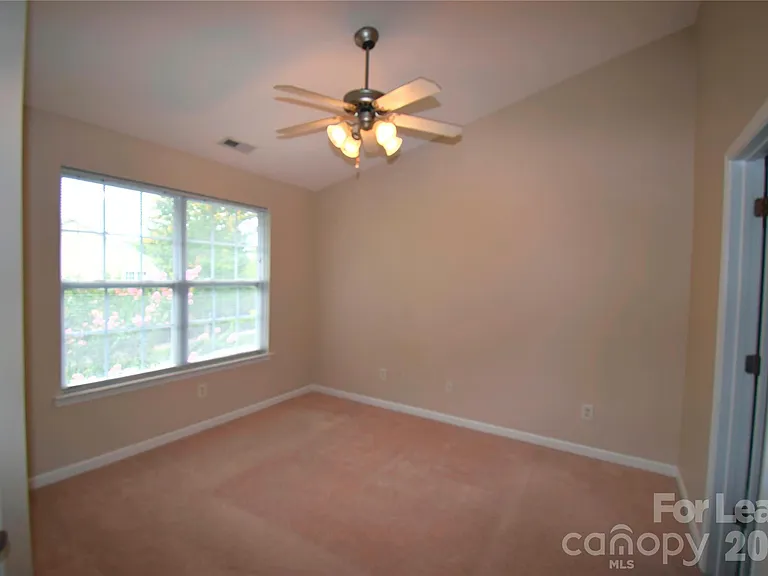 1077 Woodglen Ln — Photo 8