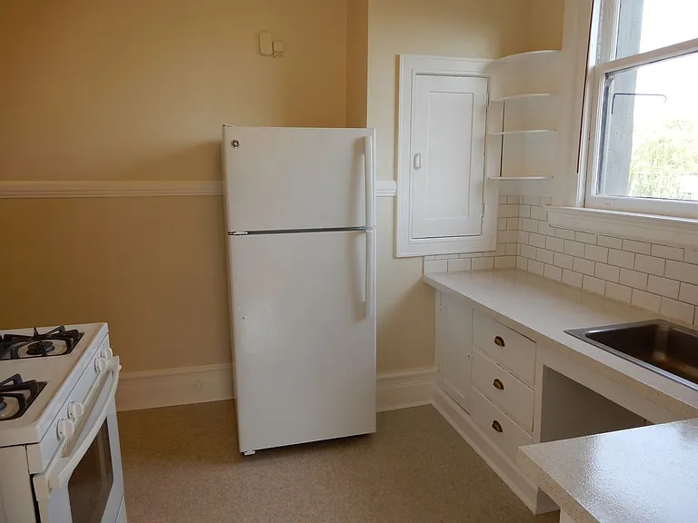 Lucretia Court Apartments — Photo 24
