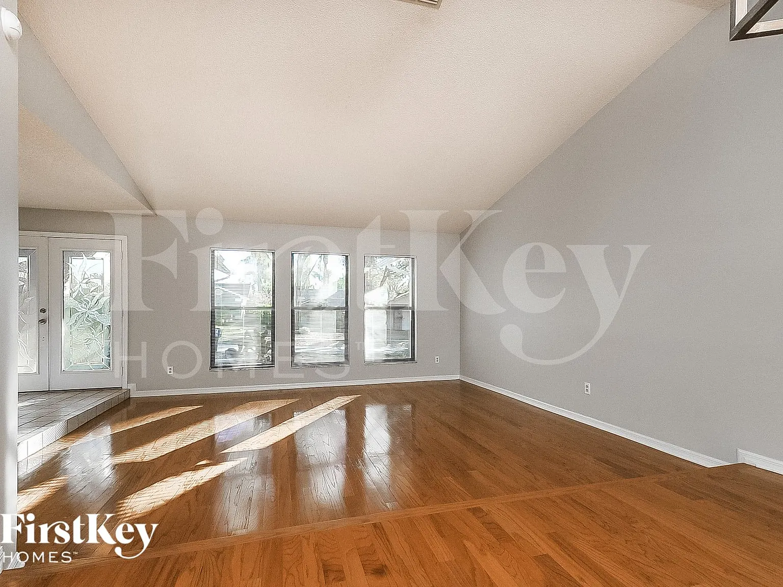 3 bed, 2.0 bath, 1942 sqft, $2,320 — Photo 3