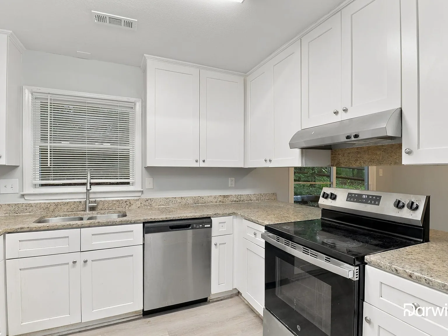 3 bed, 2.5 bath, 1354 sqft, $1,755 — Photo 3