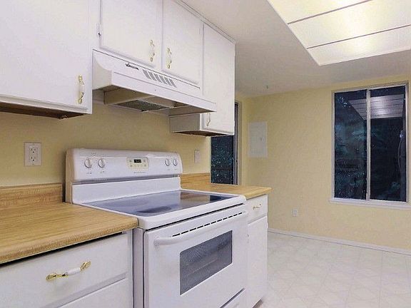 5th image of 4629 W Lake Sammamish Pkwy SE #201