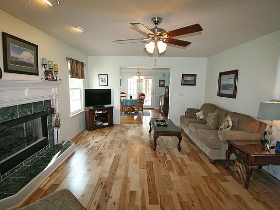 4th image of 213 Valley Breeze Dr