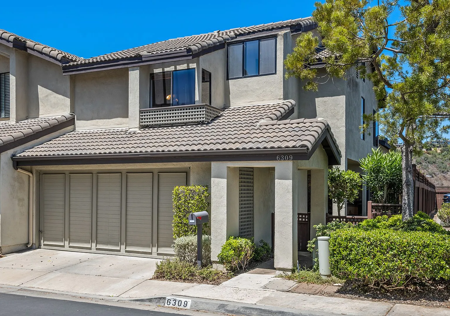 Spacious townhouse with private yard and garage. Near USD and Fashion Valley — Photo 4