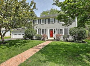 8 Meadowbrook Dr, Barrington, RI 02806
