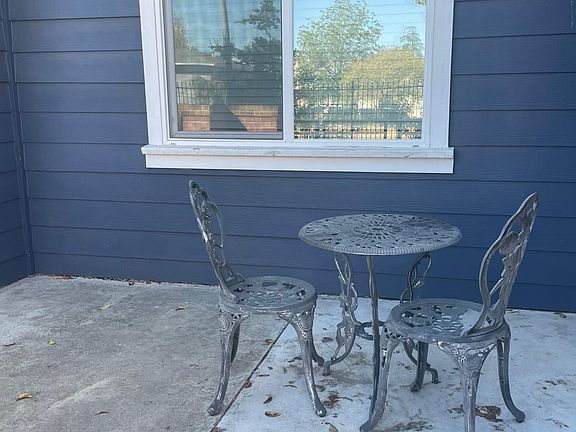 includes patio table