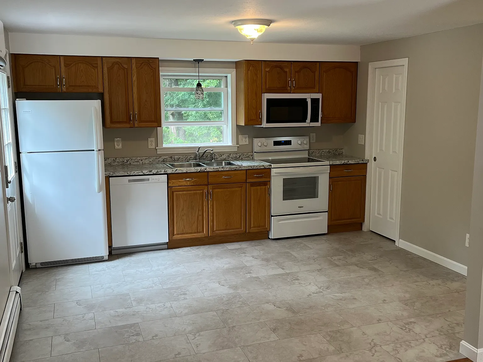 2 bed, 1.5 bath, 900 sqft, $2,300 — Photo 2