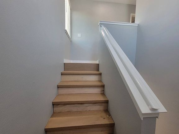 5th image of 700 E 8th St