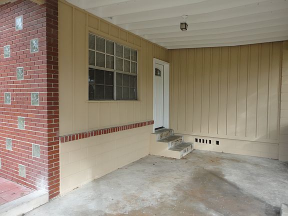 carport / side entry