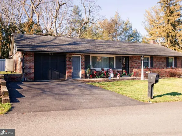 8 S Church St SW, Ephrata, PA 17522