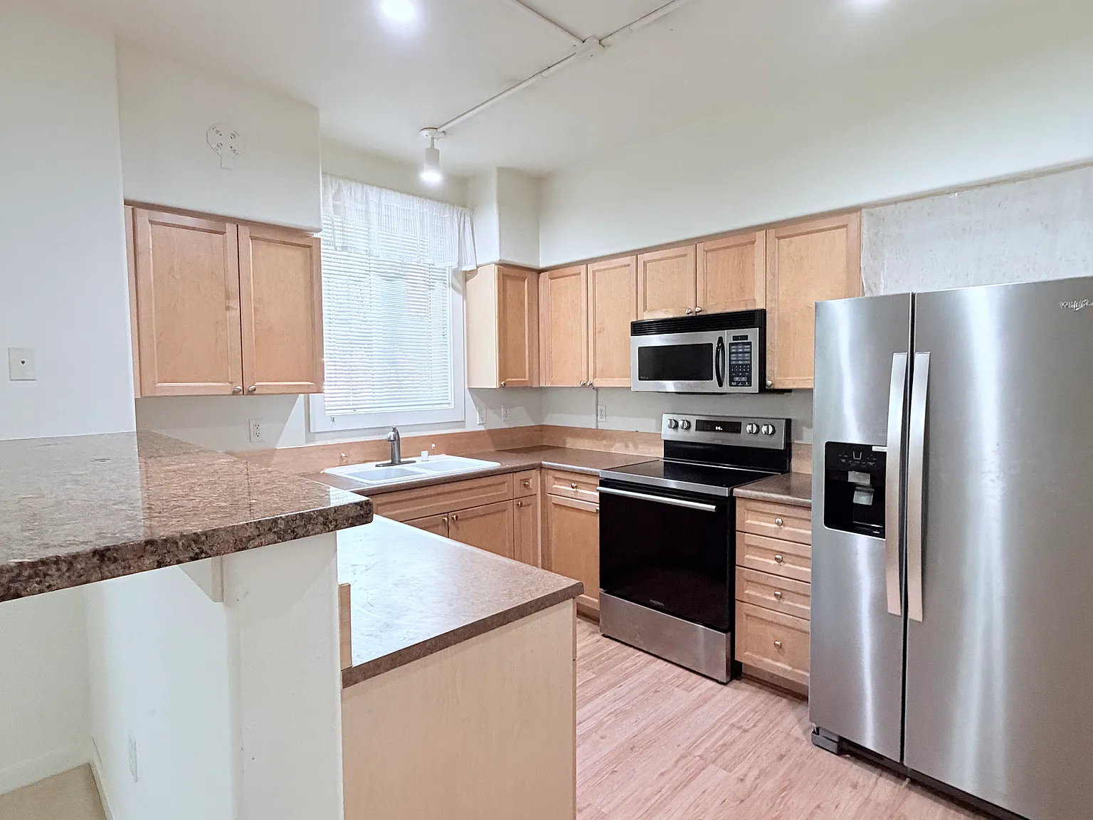 3 bed, 3.5 bath, 1730 sqft, $3,645 — Photo 3