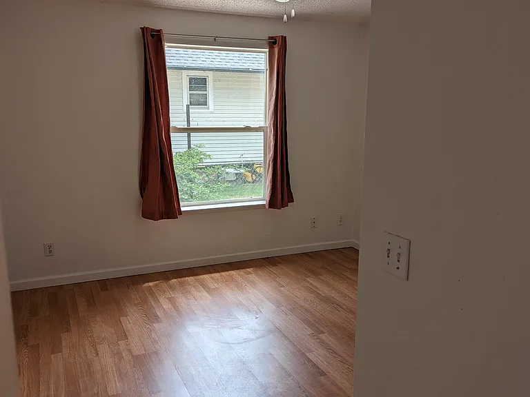 514 Holbrook St — Photo 11