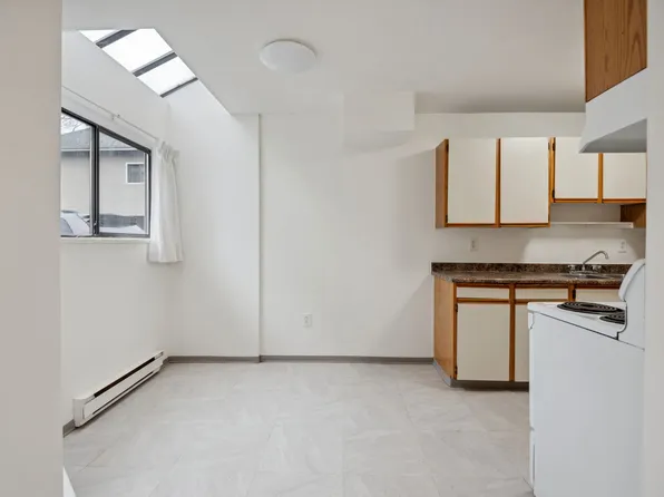 Clipper Cove, 8660 Granville Ave, Richmond, BC V6Y 3H1