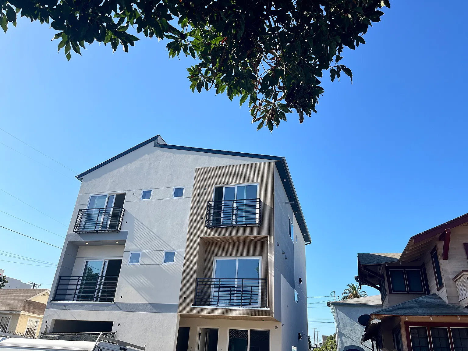 3 bed, 3.5 bath, 1180 sqft, $4,700 — Photo 1